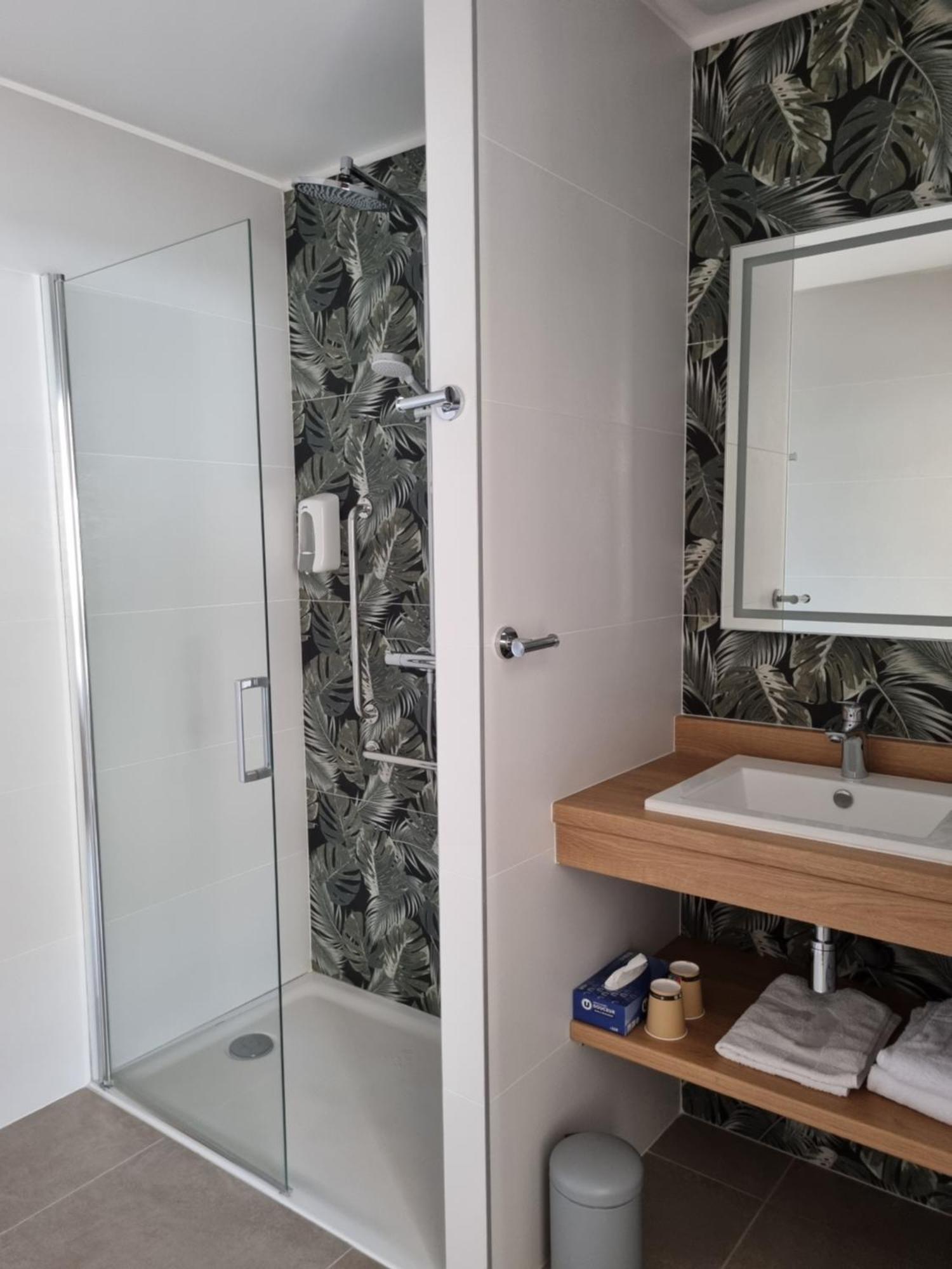 Comfort Triple Room Shower
