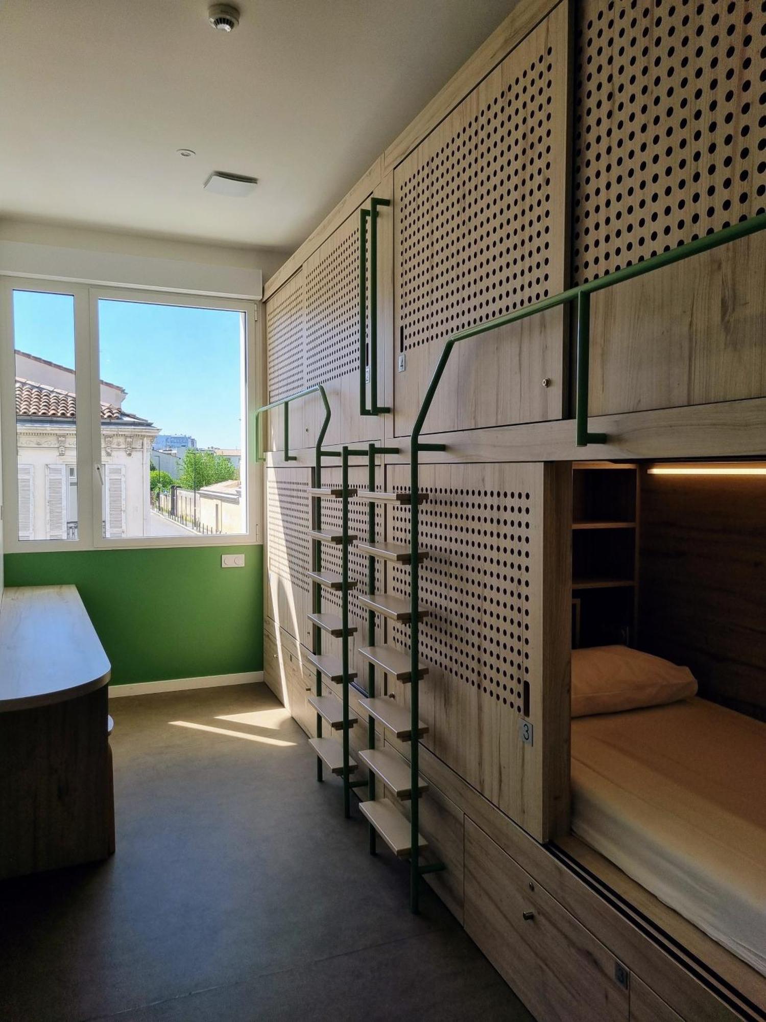 Private 6-Person Room