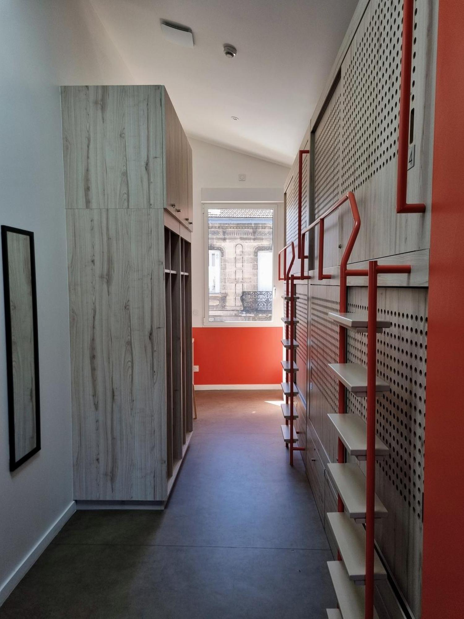 Private 8-Person Room